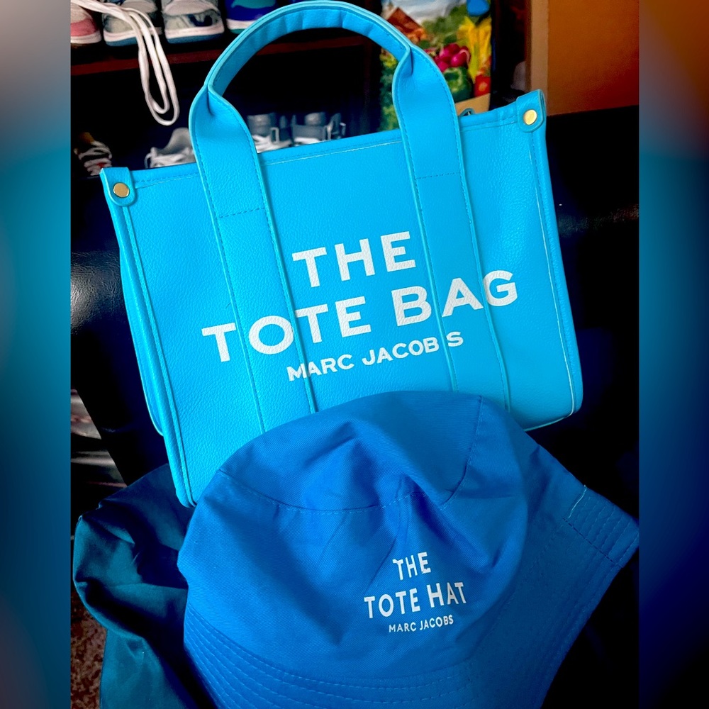 Blue hat and bag set.